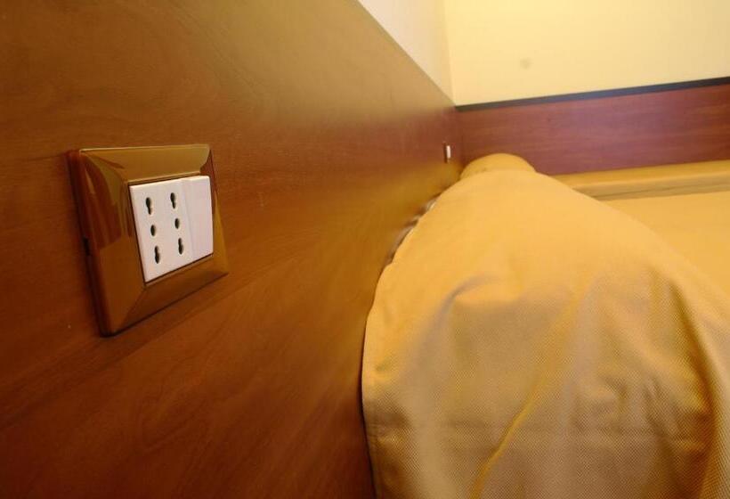 اتاق استاندارد سه تخته با چشم‌انداز باغ, Licia B&b