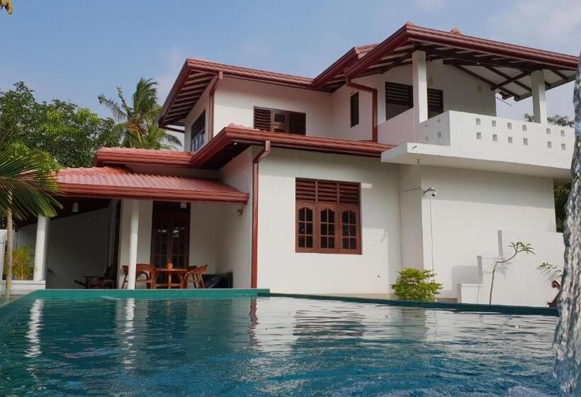 اتاق خانوادگی, Emildale Villa