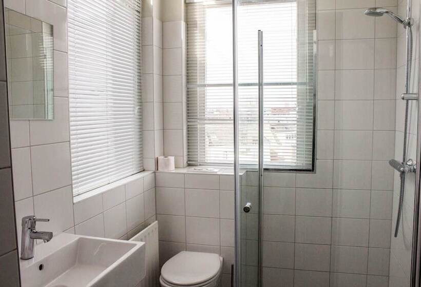 غرفة قياسية رباعية, Hostel Roots