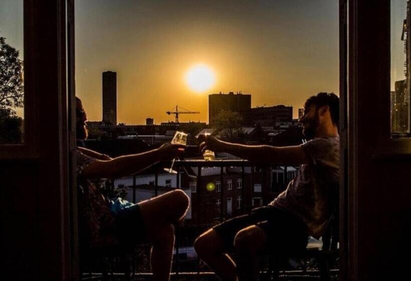 غرفة قياسية رباعية, Hostel Roots