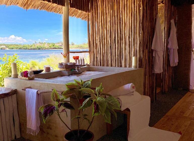 بانگلوی استاندارد با چشم‌انداز دریا, Rock And Sea Resort