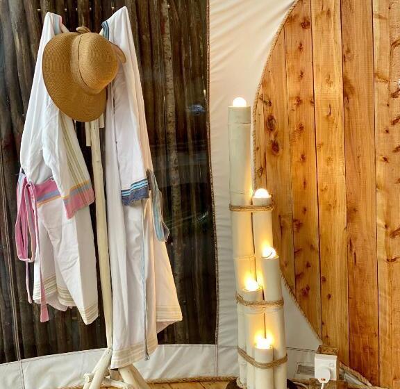 چادر با خدمات رفاهی استاندارد, Rock And Sea Resort