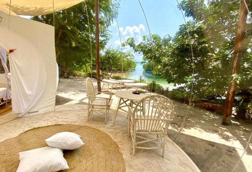 سوئیت با چشم‌انداز, Rock And Sea Resort