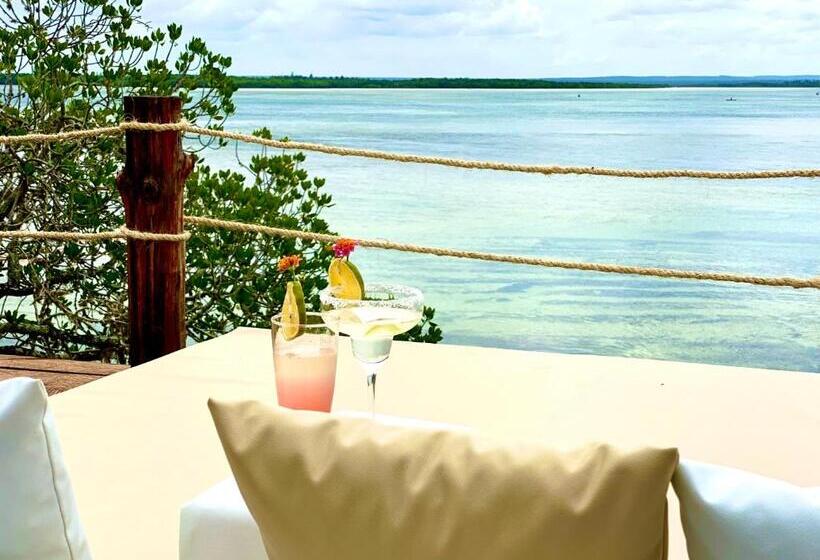 بانگلوی استاندارد با چشم‌انداز دریا, Rock And Sea Resort