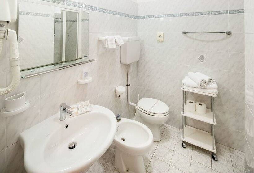 غرفة قياسية ثلاثية, Curtis Centrale