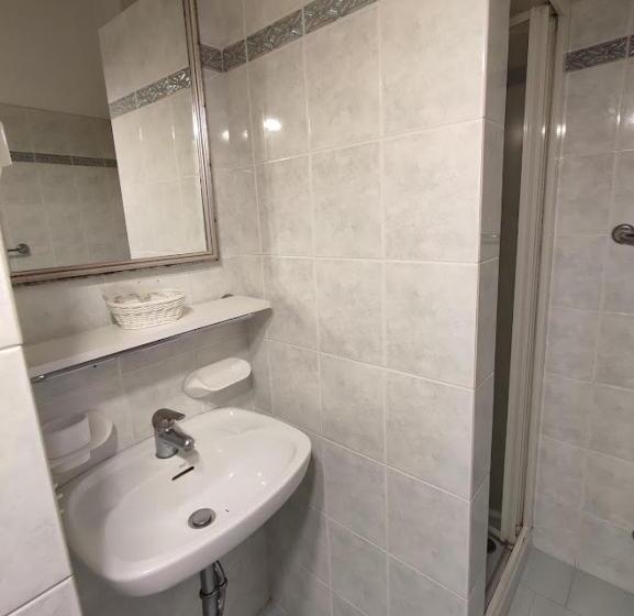 4 Bett Standardzimmer, Athena B&b