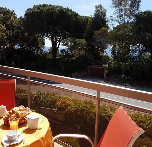 Номер Стандарт с Террасой, Hôtel Les Eucalyptus