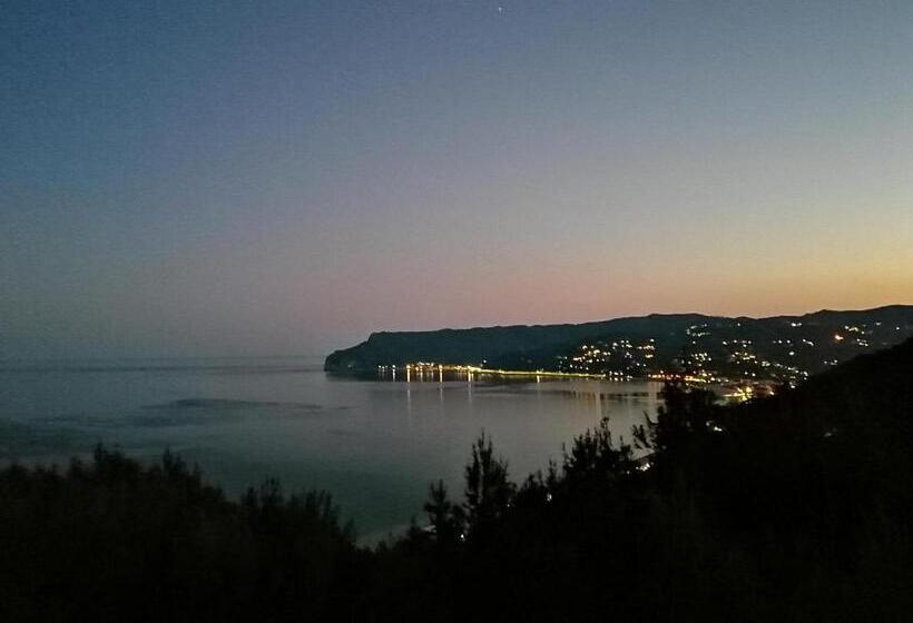 آپارتمان 1 خوابه با چشم‌انداز دریا, Le Terre Del Drago Apartment