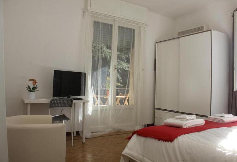 اتاق استاندارد با چشم‌انداز باغ, Lotus B&b