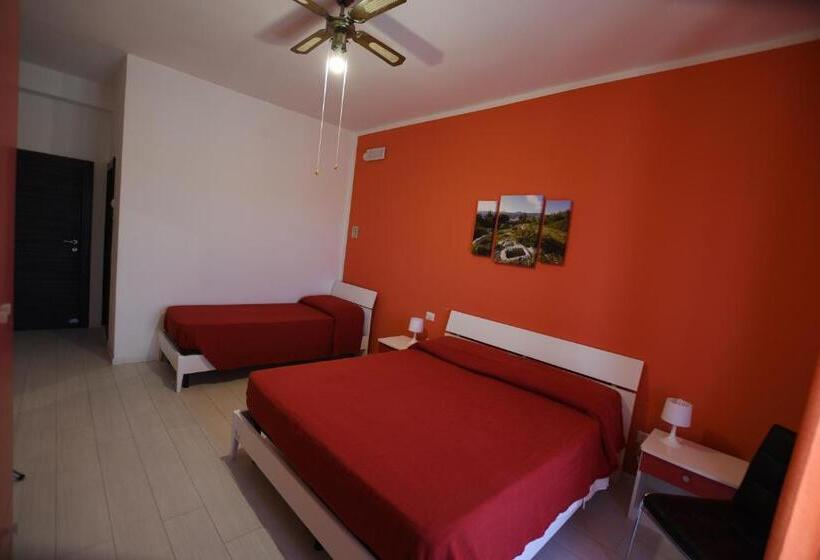 غرفة قياسية ثلاثية مزودة بتراس, Bed And Breakfast Coppadicuocobb