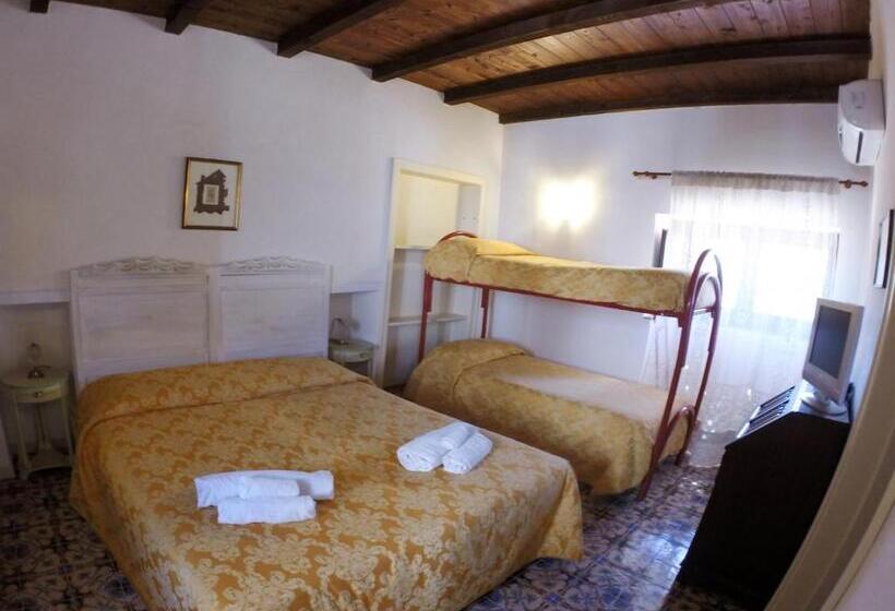 اتاق استاندارد چهارنفره با چشم‌انداز باغ, Casale Rocca Fiorita