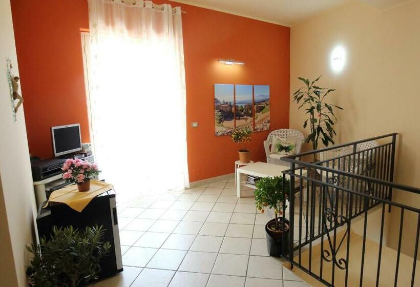 اتاق لوکس با بالکن, Valle D'agrò