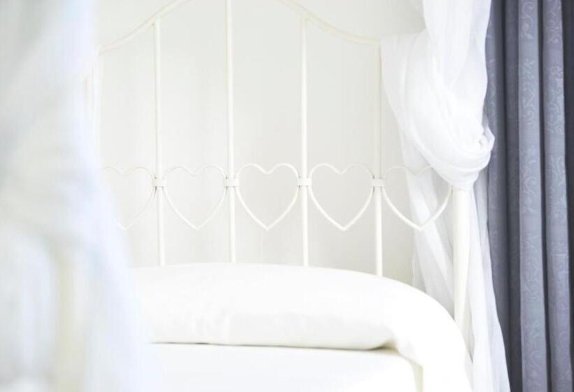 اتاق استاندارد سه نفره, B&b The Divine