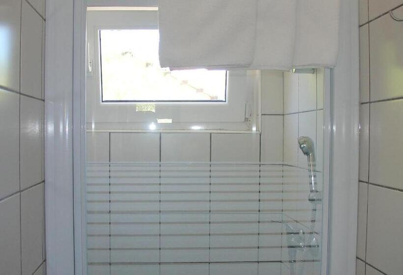 اتاق استاندارد سه تخته با سرویس بهداشتی مشترک, Hostel Amfora