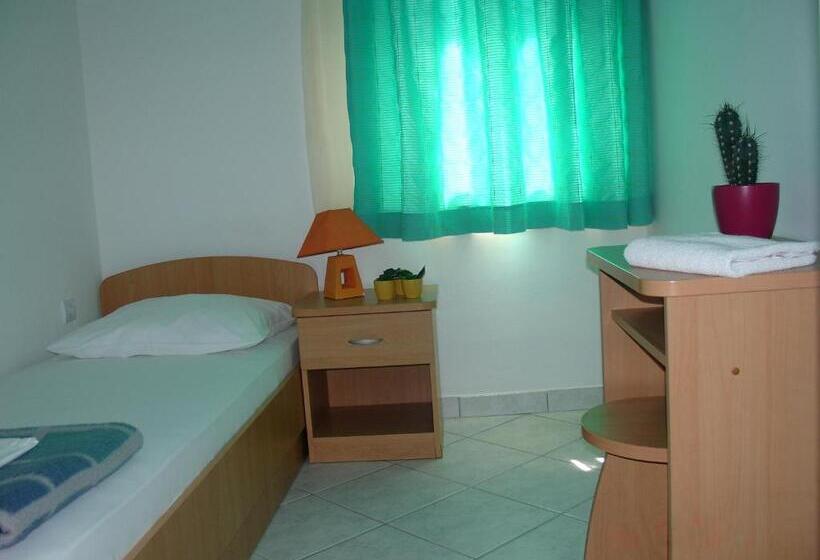 اتاق استاندارد یک تخته با سرویس بهداشتی مشترک, Hostel Amfora