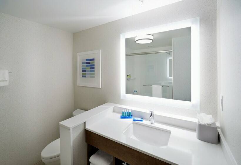 Номер Стандарт Адаптированный для Инвалидов, Holiday Inn Express & Suites   Cincinnati North   Liberty Way, An Ihg