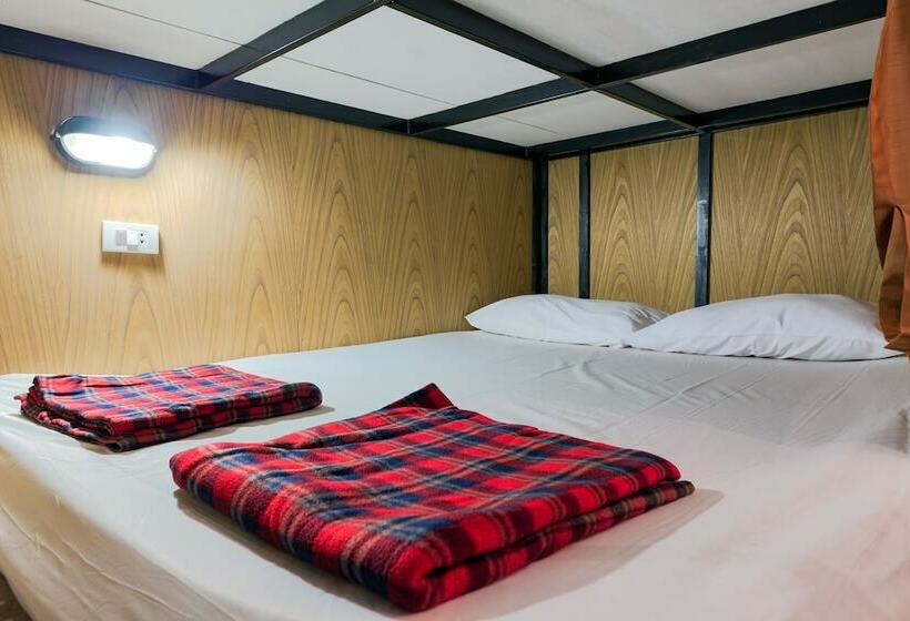Кровать в Общей Комнате, Wire Hostel Patong