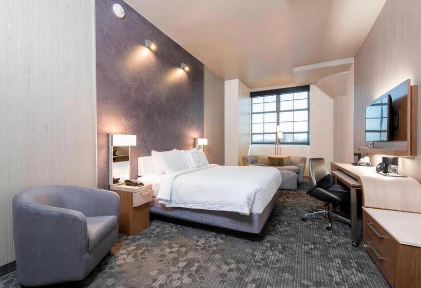 带大床的标准工作室, Courtyard By Marriott Waterloo Cedar Falls