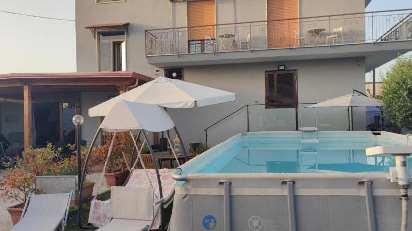 اتاق استاندارد با چشم‌انداز استخر, B&b S Home
