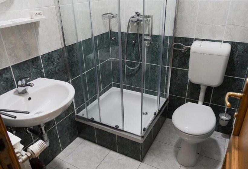 اتاق استاندارد سه نفره, Motel Lav