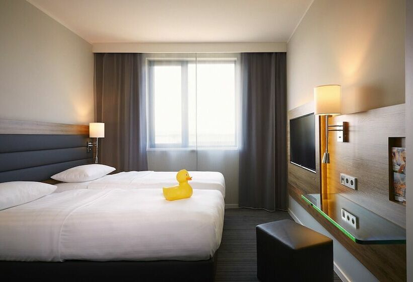 Номер Стандарт, Moxy London Heathrow Airport