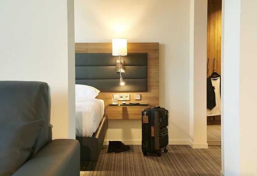 Номер Стандарт, Moxy London Heathrow Airport