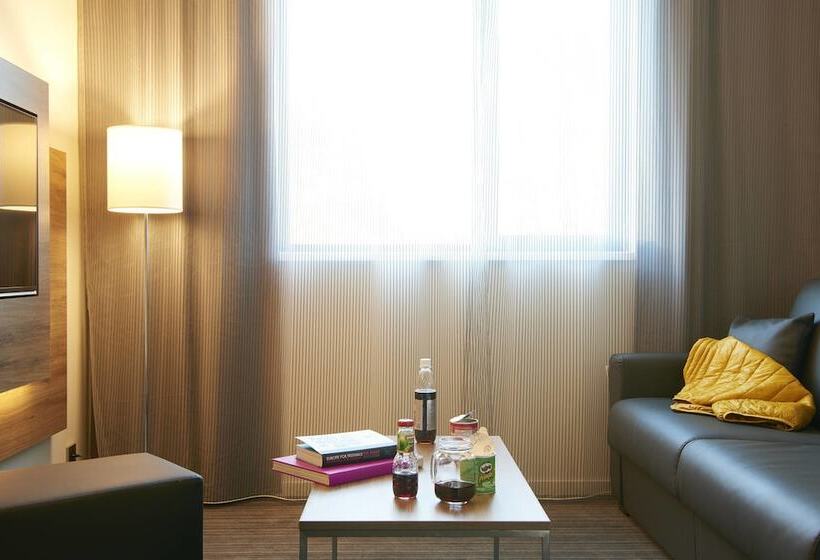 Семейный Номер, Moxy London Heathrow Airport