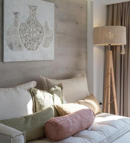 Люкс с гидромассажем, White Pearls Luxury Suites   Adults Only