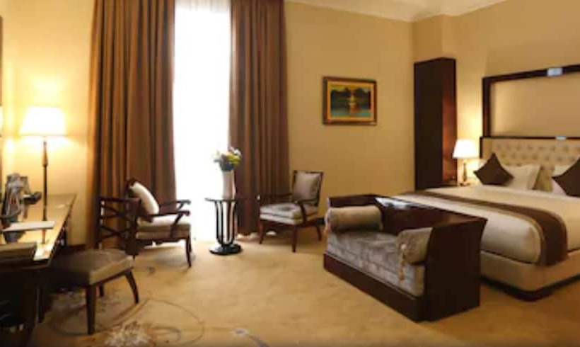 اتاق لوکس, Sapphire Addis