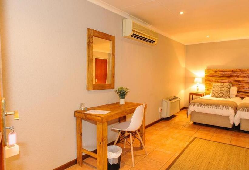 스탠다드 쿼드러플룸, 수영장 전망, Safari Club Guest Lodge Or Tambo International Airport