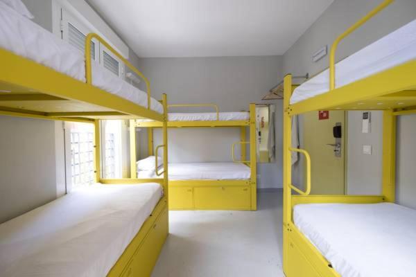 تختخواب در اتاق مشترک, Heylola! Hostel