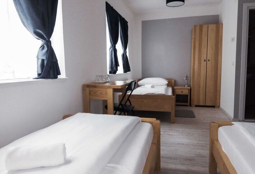 اتاق خانوادگی, Bloom Inn