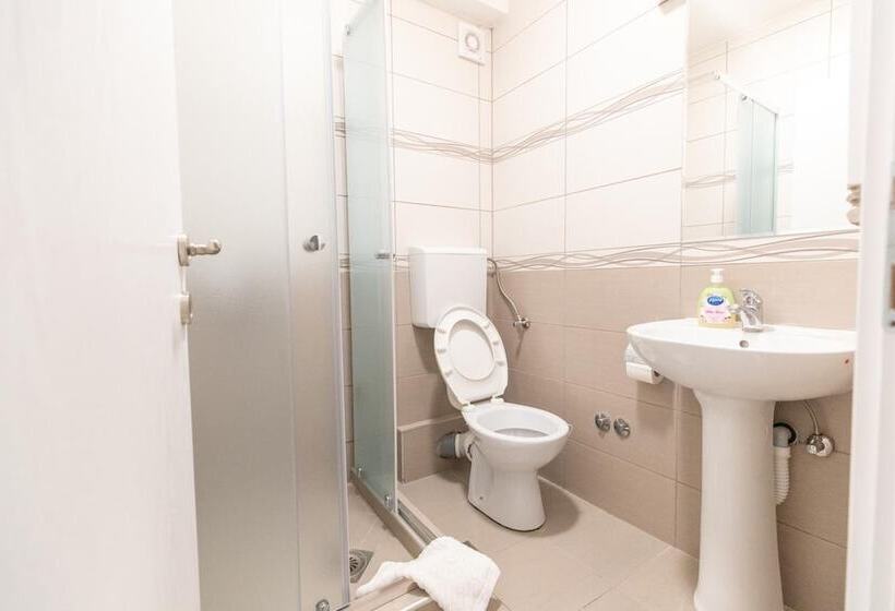 اتاق استاندارد سه نفره, Bloom Inn