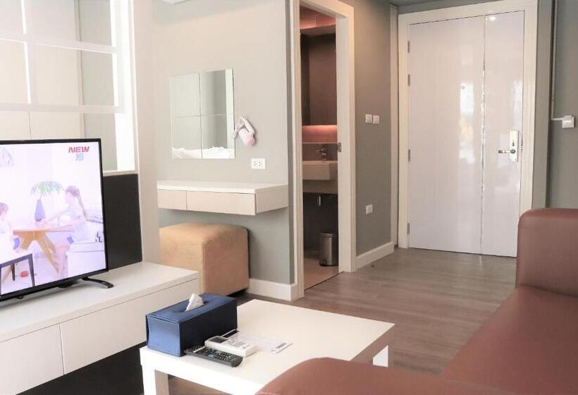 اتاق لوکس با چشمانداز استخر, Wisdom Hotel & Residence
