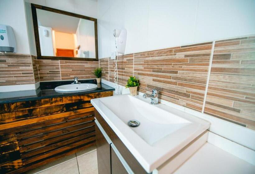Quarto Estandar Banheiro Compartilhado, Oshovia Hostel