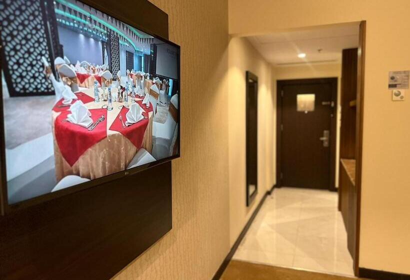 سوییت جونیور, Holiday Villa Hail