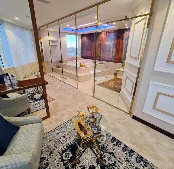 سوئیت پرزیدنت, Holiday Villa Hail