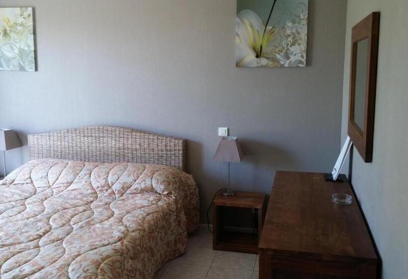 اتاق استاندارد با چشم‌انداز دریا, Hôtel Pineto