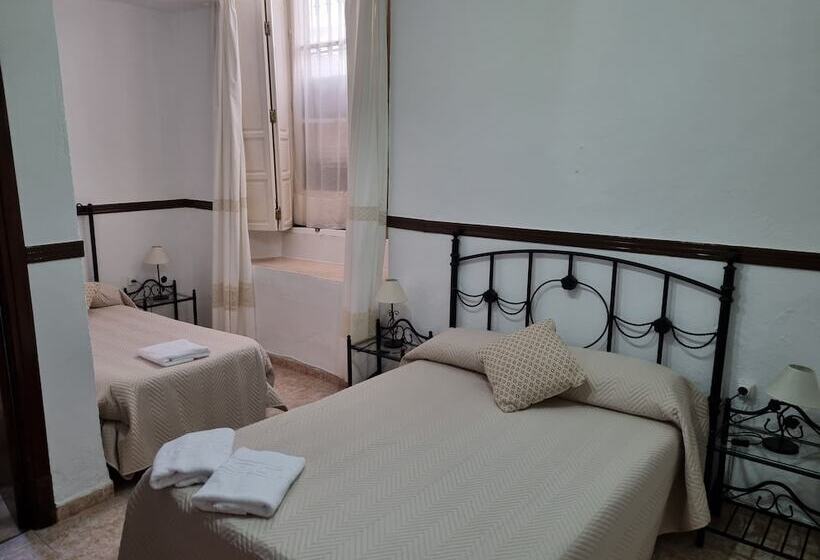 اتاق استاندارد سه نفره, Pension Javier