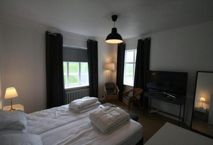 اتاق استاندارد با چشم‌انداز باغ, Riverside Hostel