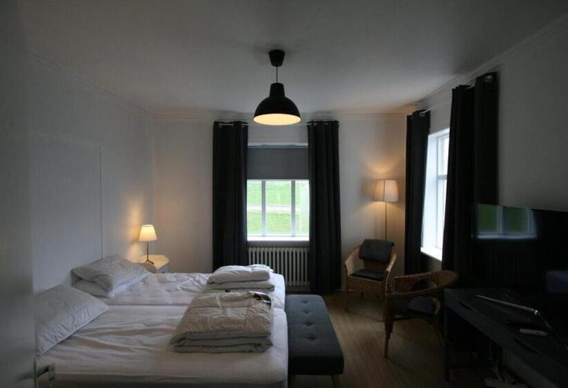 اتاق استاندارد با چشم‌انداز باغ, Riverside Hostel