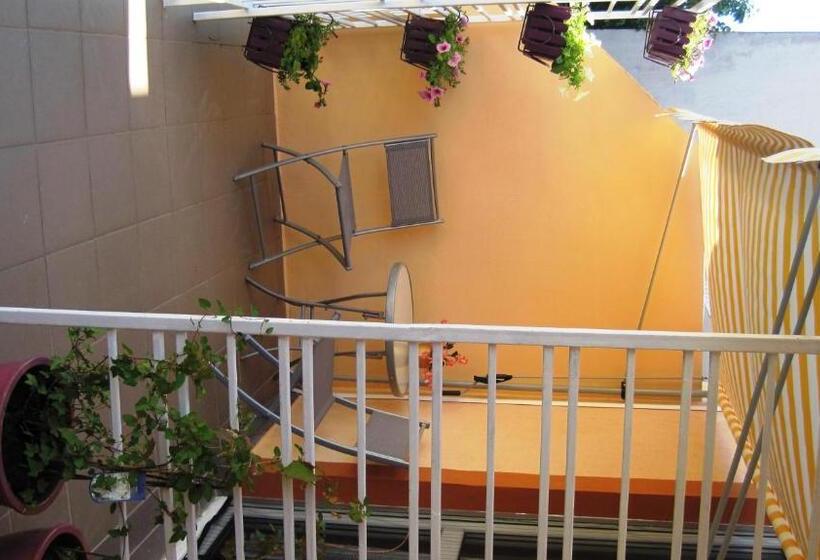 Студио Стандарт Вид на Сад, Friendly People's Guest House