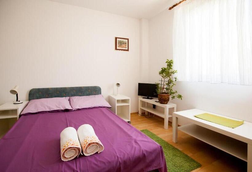 Студия Стандарт, Friendly People's Guest House