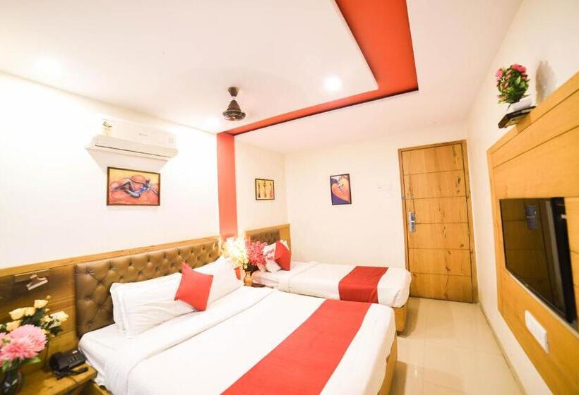 Трехместный Номер Deluxe, Grandeur Near Mumbai International Airport