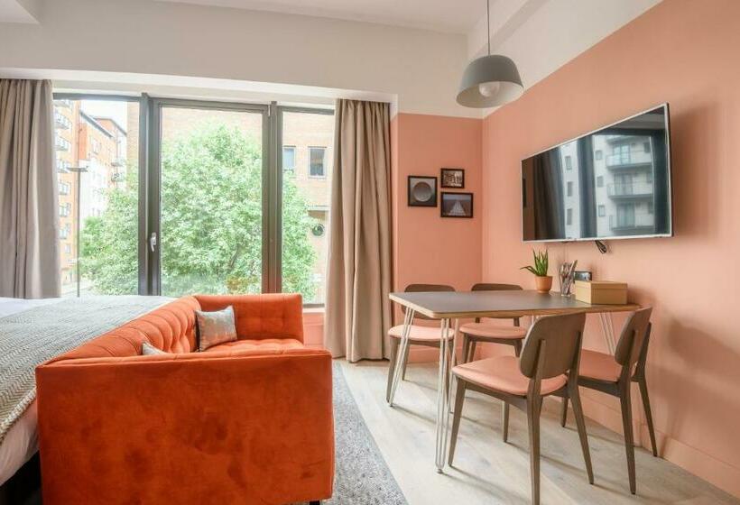 Студия Стандарт, Room2 Southampton Hometel