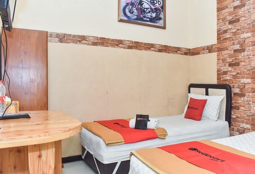 Номер Стандарт, Reddoorz Near Stasiun Kota Baru Malang
