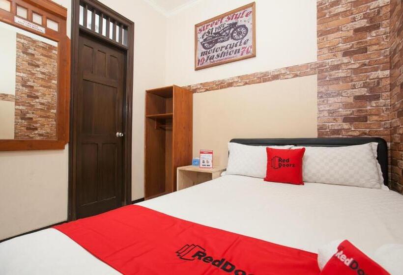 Номер Стандарт, Reddoorz Near Stasiun Kota Baru Malang