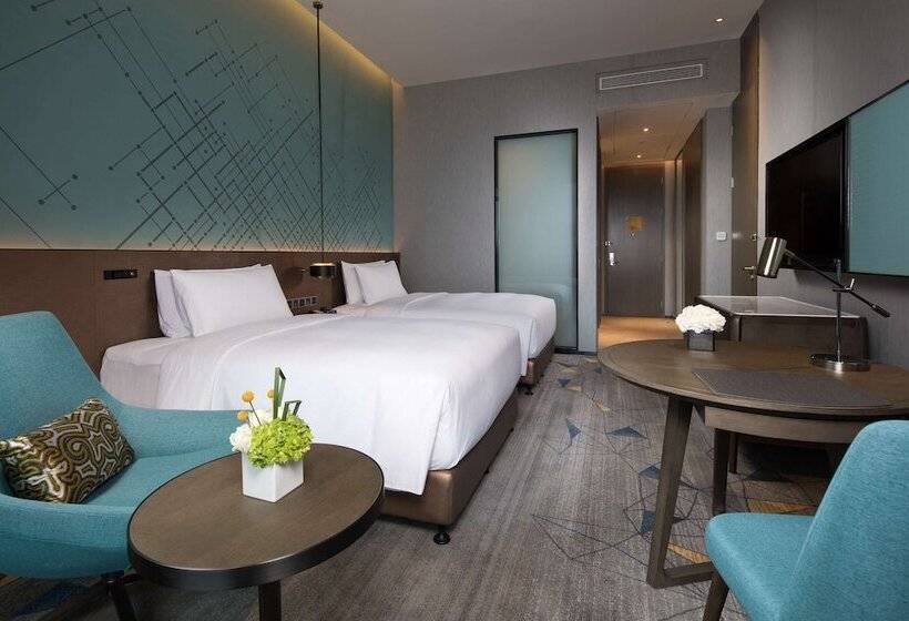 Номер Стандарт с Балконом, Doubletree By Hilton Qingdao Oriental Movie Metropolis