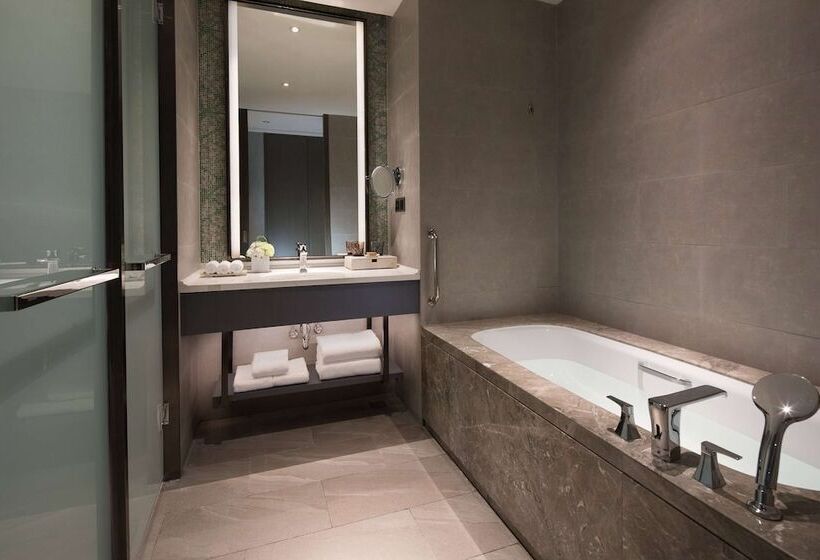Номер Deluxe Вид на Море с Балконом, Doubletree By Hilton Qingdao Oriental Movie Metropolis