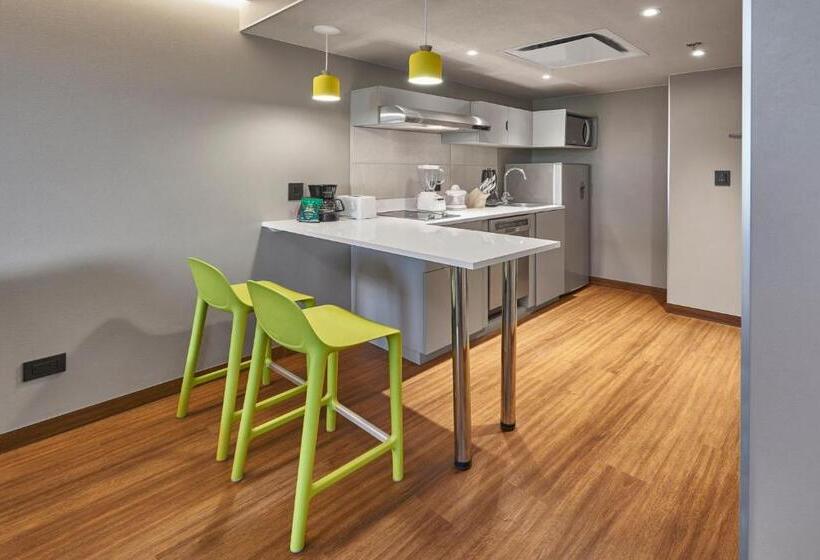 Люкс Кровать Кинг, City Express Suites By Marriott Cancún Aeropuerto